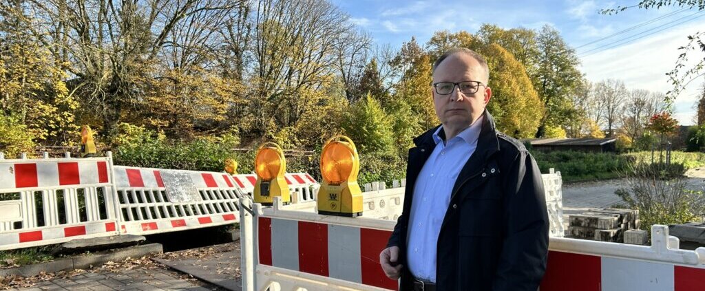 Ratsmitglied Ulrich Klugius vor einer Baustelle in Stotzheim