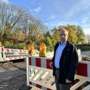 Ratsmitglied Ulrich Klugius vor einer Baustelle in Stotzheim